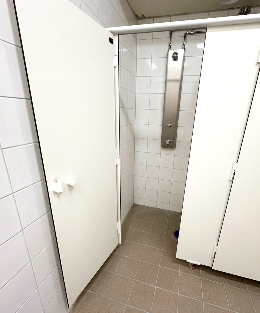 Noggrann projektering av insynsskydd och duschbås för offentliga miljöer. Skräddarsydda lösningar med exakt mätning och optimerad design för bästa funktionalitet.
